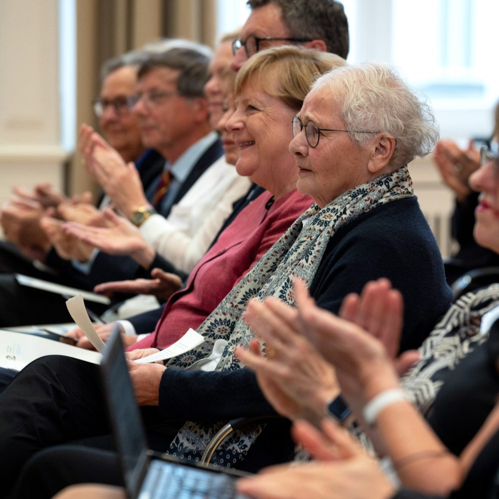 20 Jahre Christiane Nüsslein-Volhard-Stiftung
Symposium, Berlin 13. September 2024
Harnack-Haus der Max-Planck-Gesellschaft

Christiane Nüsslein-Volhard - MPI für Biologie Tübingen
Angela Merkel - Bundeskanzlerin a. D.


©2024 Martin Walz
www.martinwalz.de